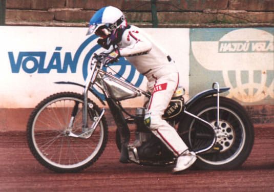 Ilu jest wciąż aktywnych zawodników, którzy pamiętają starty na stojących Jawach?