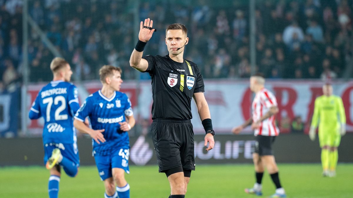 Referee Damian Sylwestrzak officiates the game between KS Cracovia and Lech Poznan in Krakow, Poland, on December 7, 2025, during the PKO BP Ekstraklasa, a Polish football league match at Cracovia Stadium. (Photo by Marcin Golba/NurPhoto via Getty Images)