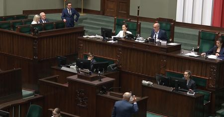 Spięcie w Sejmie. Czarzasty "delikatnie przypomina" Sawickiemu