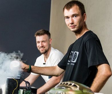 Piotr "Lipton" Szymański oraz Marcin "ryba" Rywak podczas bicia rekordu, fot. x-kom.