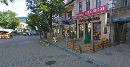 Atak nożownika na Krupówkach. Zaatakował ochroniarza, bo wyprosił go z lokalu?