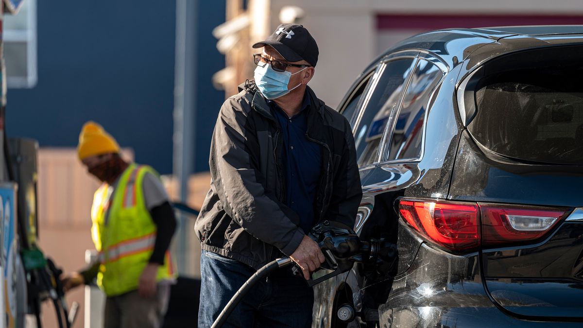 Na stacjach paliw i parkingach obowiązuje noszenie masek i utrzymania dystansu