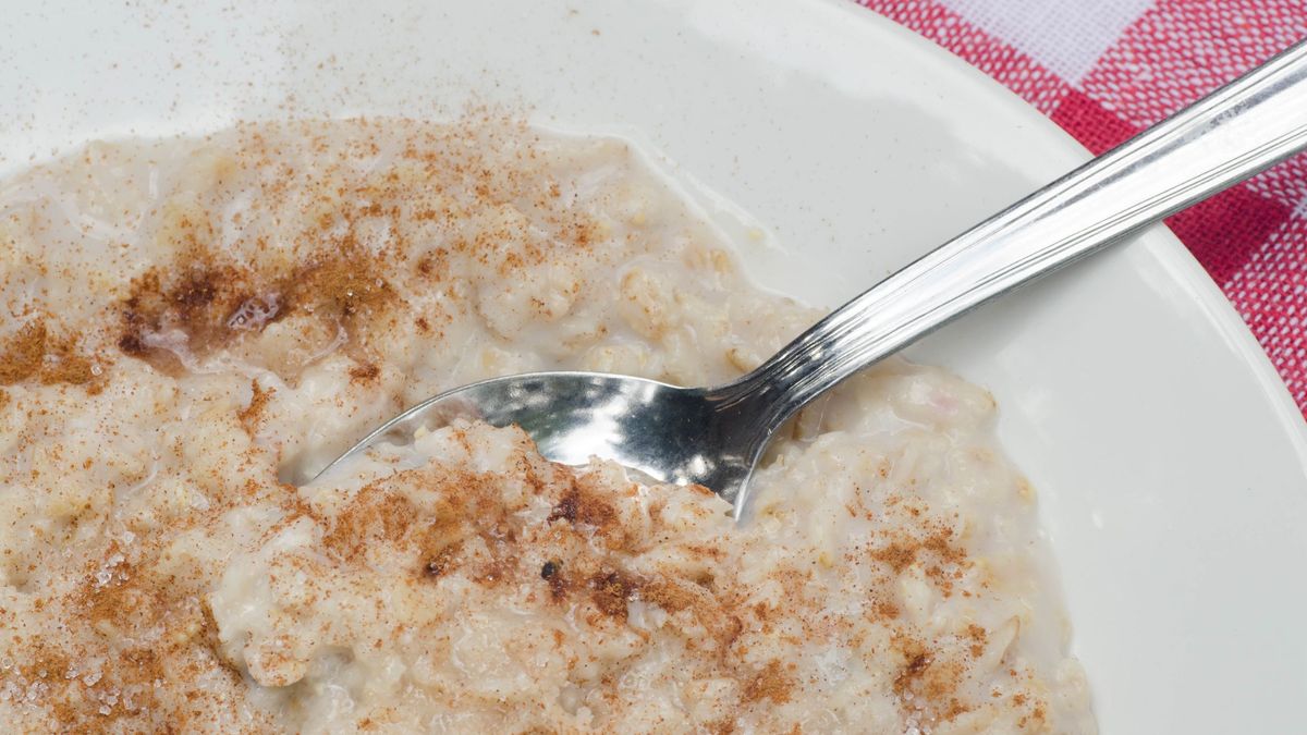 Regularne jedzenie owsianek może pomóc obniżyć cholesterol.