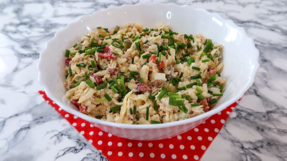 Sałatka z makaronem i tuńczykiem. Fot.: smakowitedania.com