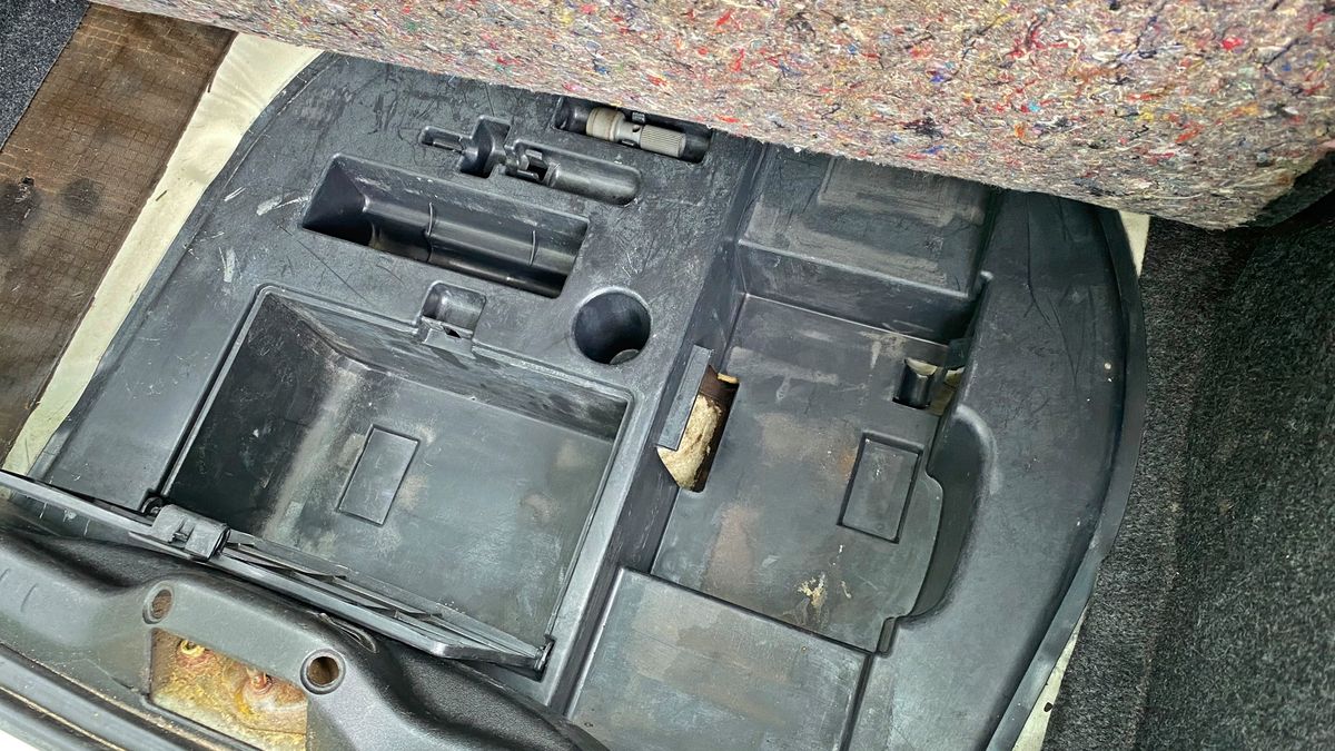 Po zakupie auta zaglądasz pod podłogę, a tam nic. Jeśli przebijesz koło, to musisz wezwać lawetę.