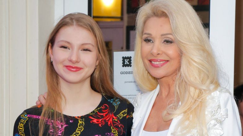 Aldona Orman z córką na premierze w teatrze