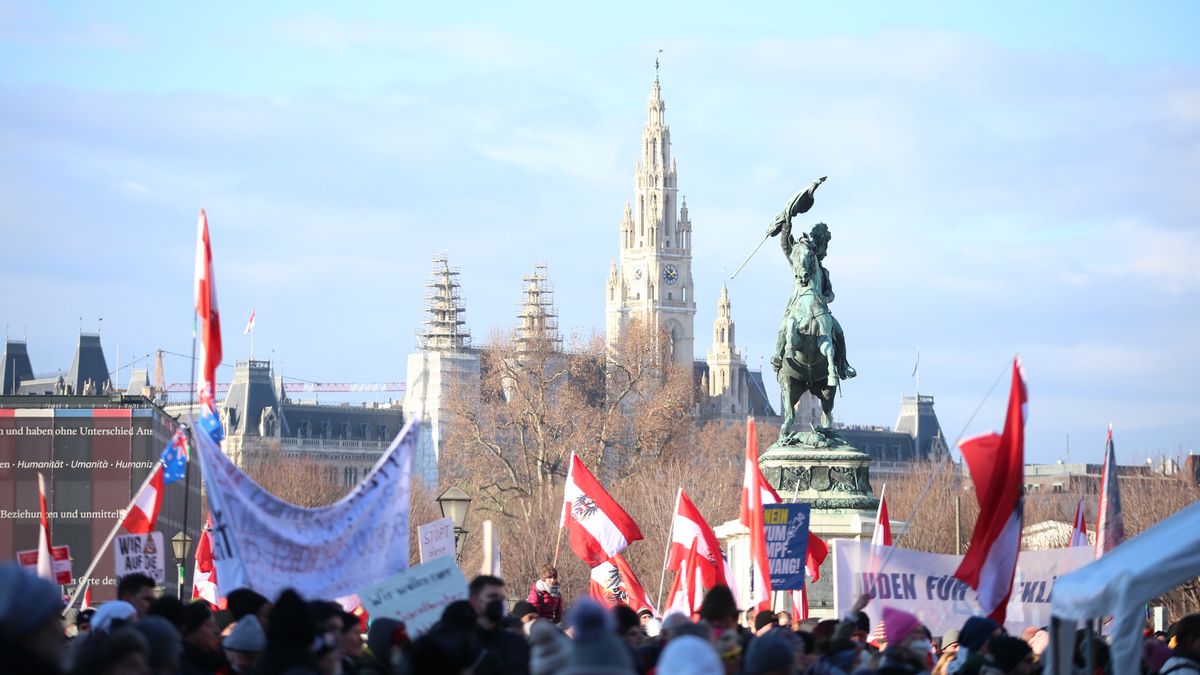 Na zdjęciu mieszkańcy Wiednia na demonstracji