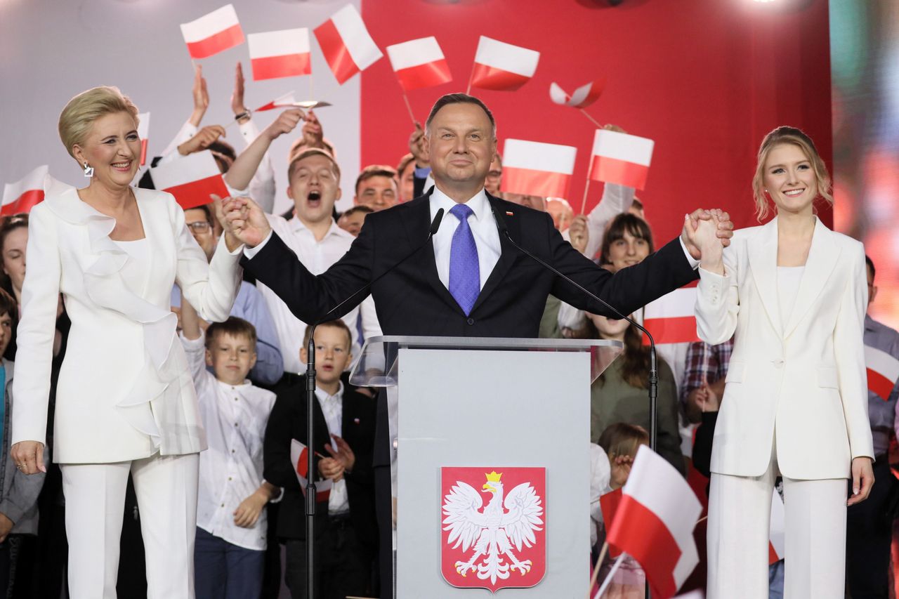 Pułtusk. Wieczór wyboczy Andrzeja Dudy po II turze wyborów prezydenckich 2020. Jak wynika z exit poll Andrzej Duda zdobył 50,4 proc. głosów, a Rafał Trzaskowski - 49, 6 proc. 