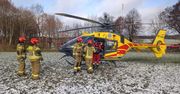 Braniewo: Chevrolet uderzył w drzewo. W akcji śmigłowiec LPR