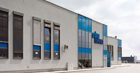 Premie niższe, koszty cięte. Problemy polskiego giganta