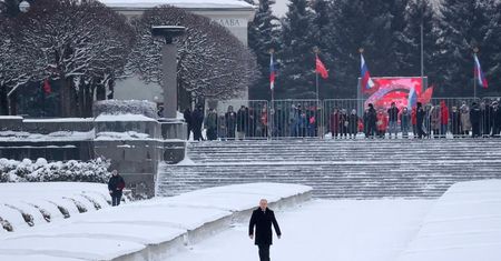 Putin wybrał się na cmentarz. Ludzi wyproszono, a śnieg był dezynfekowany