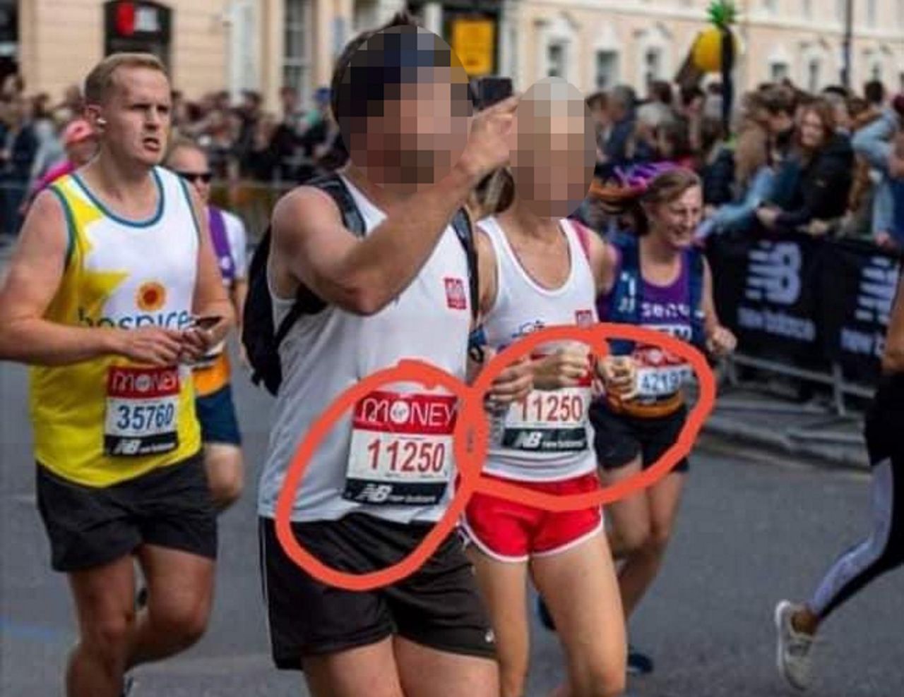 Zawrzało po maratonie w Londynie. Para Polaków się tłumaczy