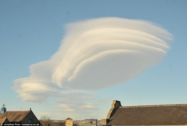 Chmury soczewkowe (Fot. Daily Mail)