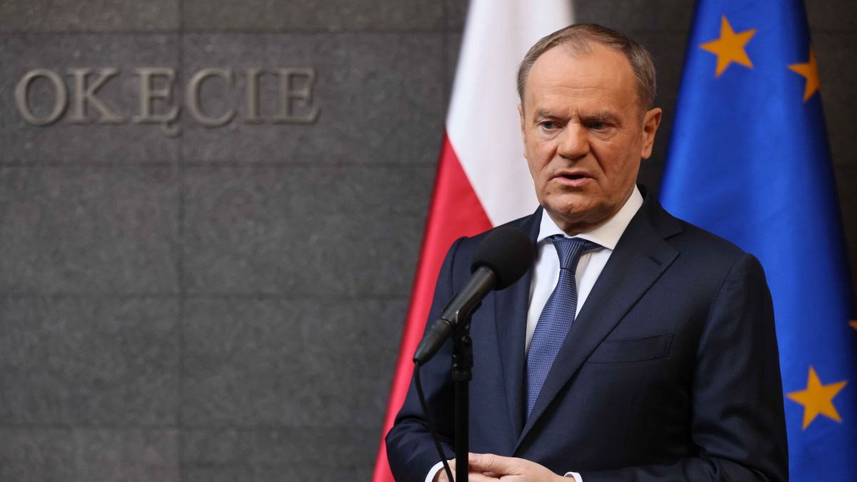 Warszawa, 14.01.2025. Premier Donald Tusk podczas oświadczenia dla mediów na lotnisku Warszawa-Okęcie, 14 bm. Premier udaje się do Finlandii gdzie odbywa się szczyt państw NATO w związku z ostatnimi incydentami związanymi z uszkodzeniem infrastruktury krytycznej. (miwi) PAP/Leszek Szymański