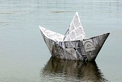 Po Wiśle pływa sobie "papierowa łódeczka"