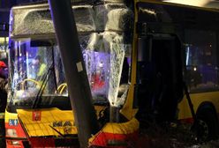 Autobus wbił się w latarnię