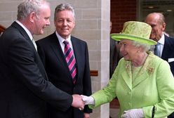 Brytyjska królowa i b. dowódca IRA podali sobie ręce