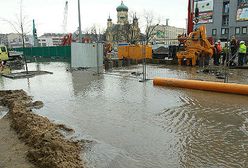 Woda na terenie budowy metra