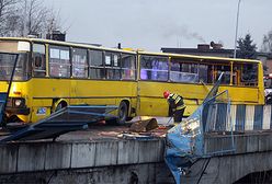 Autobus zawisł na skraju wiaduktu