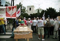 Związkowcy "Solidarności" przed sejmem