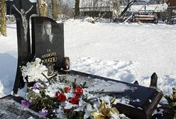 Kwiaty i znicze na grobie Leppera