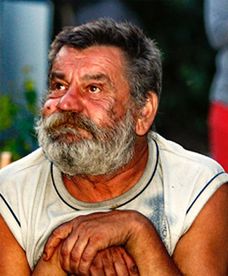 Artysta z bezdomnymi zmieniają pustostan w dom