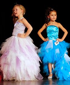 Parada uczestniczek konkursu piękności