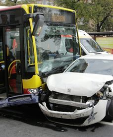 Autobus staranował dziewięć aut