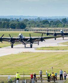 Legendarne bombowce Avro Lancaster w powietrzu