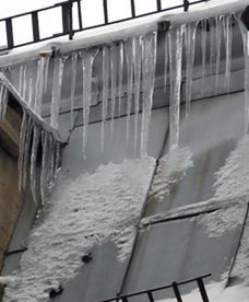 Odśnieżanie dachu i usuwanie sopli