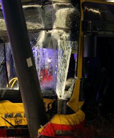 Autobus wbił się w latarnię