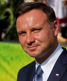 Politycy "klękają" przed Kościołem