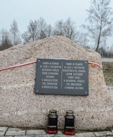 W Smoleńsku wciąż stoi krzyż i kamień