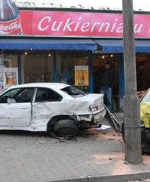 BMW wjechało na chodnik, zginęło 2 pieszych