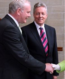 Brytyjska królowa i b. dowódca IRA podali sobie ręce