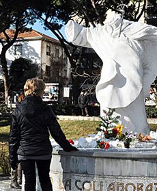 Zniszczony pomnik Jana Pawła II