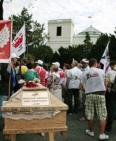 Związkowcy "Solidarności" przed sejmem