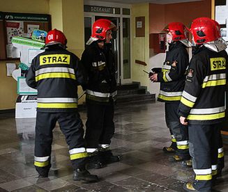 Winda spadła z drugiego piętra, w środku byli ludzie