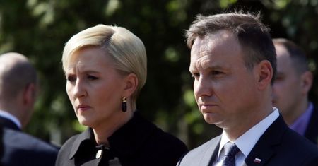 Agata Kornhauser-Duda "chudnie w oczach". "Zamawiamy dla niej sukienki o rozmiar mniejsze"