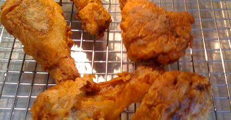 Smażone podudzie z kurczaka ze skórą w panierce (KFC)