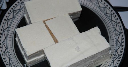 Surowe twarde tofu z dodatkiem siarczanu wapnia