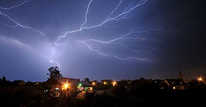Elektryzujące błyski na niebie