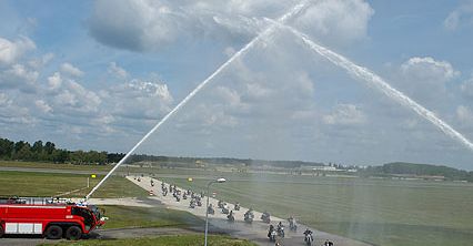Motocykliści na pasie startowym - zdjęcia