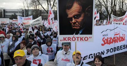 Związkowcy "Solidarności" przed sejmem