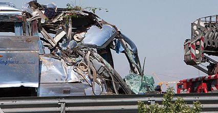 Autokar stoczył się ze skarpy
