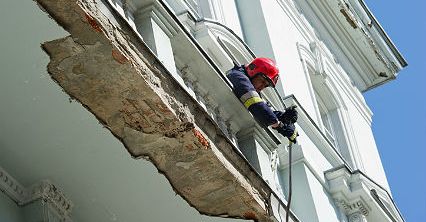 Strop balkonu runął na dziecko
