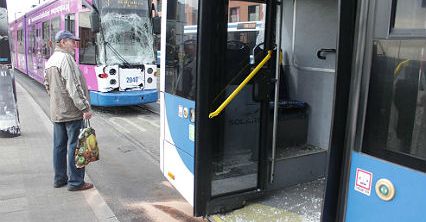 Tramwaj uderzył w autobus w Krakowie. Są ranni