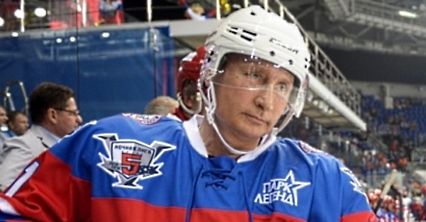 Władimir Putin gra w hokeja