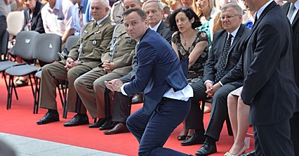 Andrzej Duda ratuje hostię