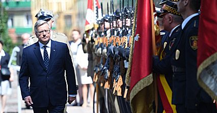 Prezydent Komorowski odznaczył powstańców warszawskich